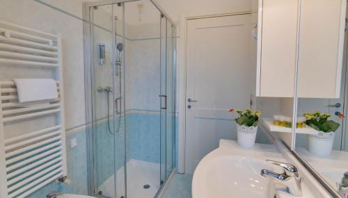 Katja's Flower Valley 90m2 apt con Wi-Fi gratuito, 2 terrazzi, parcheggio privato incluso, a due passi dal centro storico - Foto 5, towels, Shower