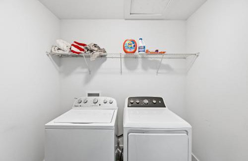 Modern Pine-Scented Retreat – 30 Mins to Beach! home - Foto 31