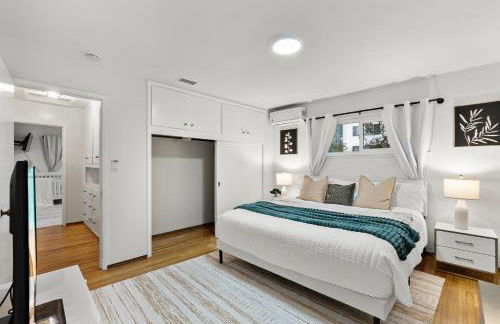 Entire Private Home with 4 Bedrooms 2 Bathrooms, Spacious, Lux King Bed, Ranch Style, Prime Area, Available Now - Photo 31