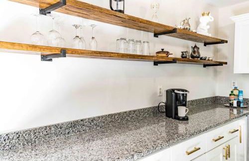 Renovated N Raleigh home with firepit wifi & king bed - Foto 7