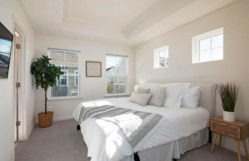 New Intown Waterfront Townhome wPool & Location - Foto 1