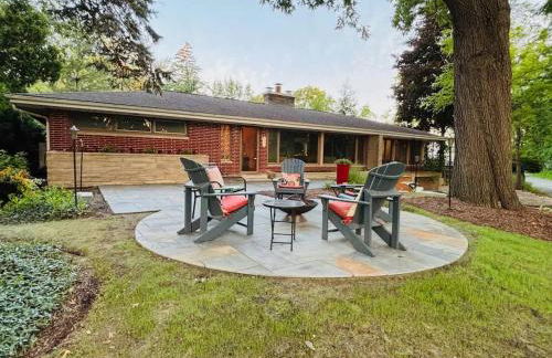 Mid Century Beauty with Huge Sunny Porch - Foto 1