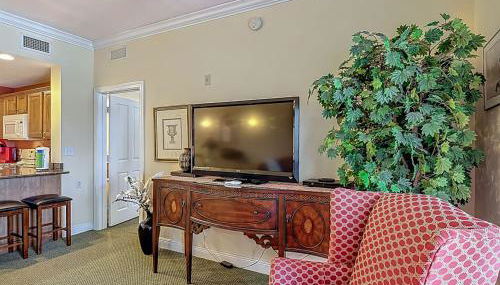 3-BR Condo with Dreamy Balcony Views, Walk to Pool - Foto 5