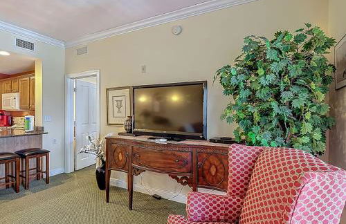3-BR Condo with Dreamy Balcony Views, Walk to Pool - Foto 5