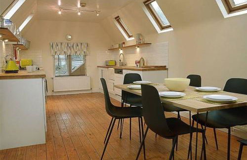 Unique 3 b'room house + free parking /city centre - Photo 18