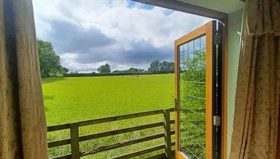 The Old Telephone Exchange - surrounded by fields! - Photo 4