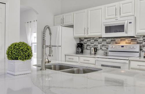 Stunning 5 bedroom pool home in gated community minutes from Disney - Foto 3