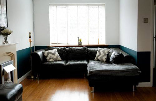 4 bed family home wifi, netflix, parking, close to wicksteed park - Photo 22