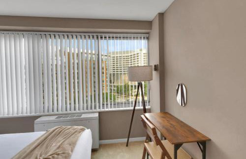 Large 3 bedroom Family Suite, Private Balcony, 5 min to DCA, Gym, Pool and more! - Photo 48