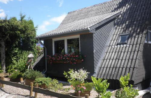 Ferienhaus zum Wohlfühlen in der Eifel, Poolnutzung, Tennis, Minigolf, Seenähe - Photo 16