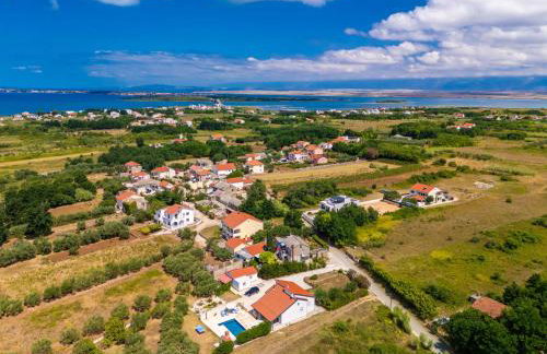 Holiday House Paula sa privatnim grijanim bazenom na mirnoj lokacija blizu mora - Foto 41