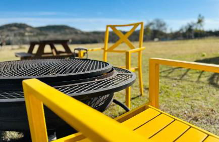 Kingsby Farmhouse - 1BR with 2 Queens & Mountain Views - Photo 22