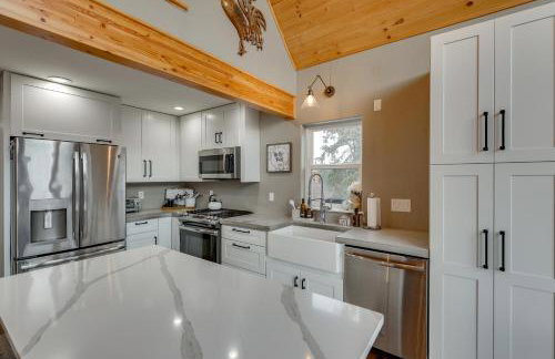 Stunning Alaskan Getaway with River and Mtn Views - Foto 5