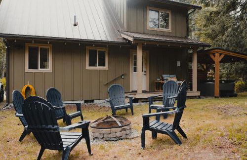 Cabin Minutes to Mt Rainier - EV, HotTub, 2 Queen and Twin - Photo 41