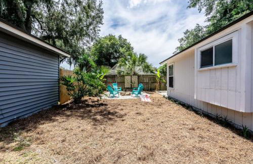 Beach Retreat with Backyard Flair and Yard Games - Foto 28