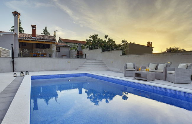 Detached House With Private Pool Near the Coast - Foto 26