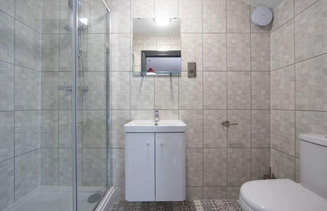 Immaculate 5-bed House in the City Centre Ashford - Photo 23