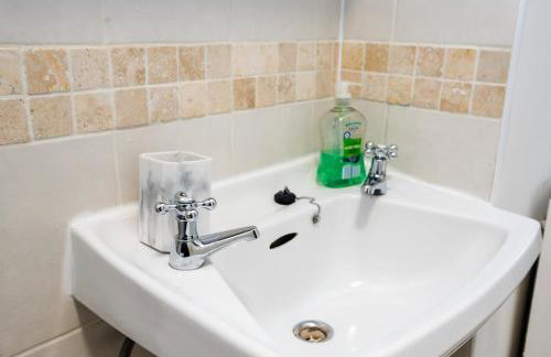 Comfy 4 Bed House near Notts City Centre - FREE Parking - Foto 21
