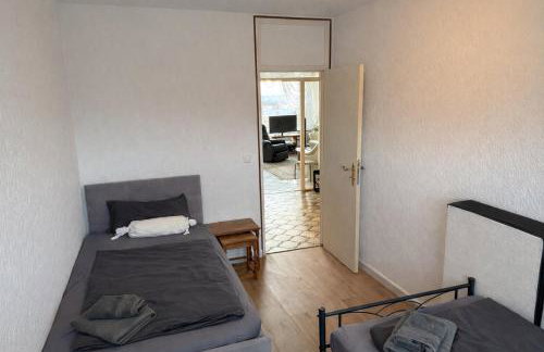 Zentrales Apartment für bis zu 6 Personen mit Balkon, Parkplatz, Waschmaschine & direkten Einkaufsmöglichkeiten - Foto 8