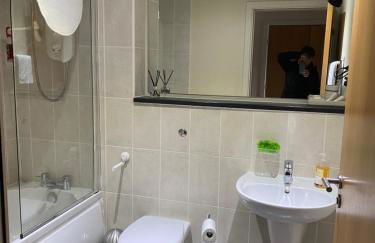 City Centre 2 bedroom apartment, secure parking. - Foto 9