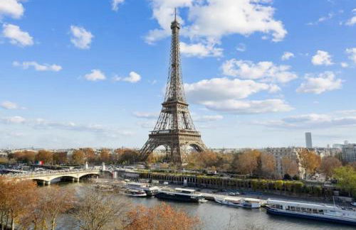 View on Eiffel Tower Seine and Main Monuments - Photo 3