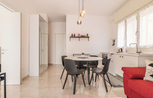 Grey House - Photo 11