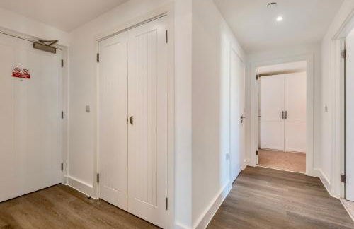 Luxury City Escape - Brand New Stylish 2 Bedroom Apartment with Parking - Foto 36