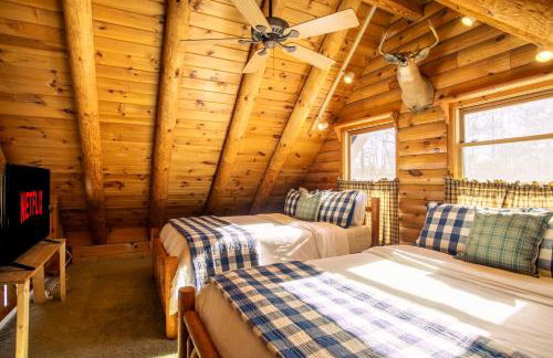 Poconos True Log Cabin with Sauna, Movie Theather, Hot Tub & Fire Pit! - Foto 28