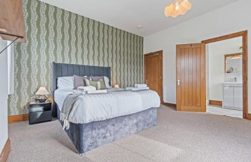 #111 New Farm with hot tub and Sauna - Sleeps 18 - Near Elmore Park - " Perfect for Contractors and Families - Parking space for 10 cars" - Foto 28