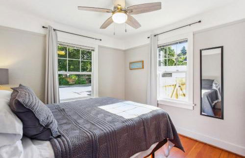 Charming Eugene Retreat Private Hot Tub and Yard! - Photo 16