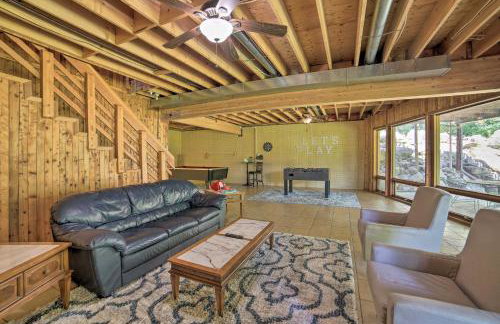 Grand Escape w/ Deck, Game Room, Nature View! - Foto 12