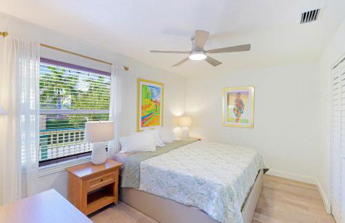 Newly remodeled 8-steps to sand path of Beach! Unit D - Foto 8