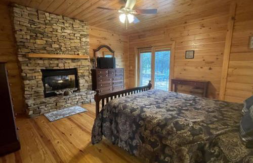 Deluxe log cabin! Pet and motorcycle friendly - enjoy nature with family and friends! 3 Bedroom Cabin by RedAwning - Foto 22