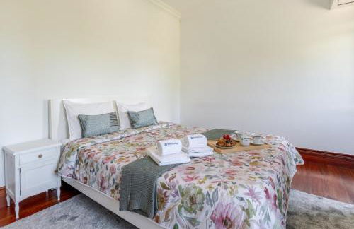 HostWise - Country Villa w/ Pool, Court & Views - Foto 24