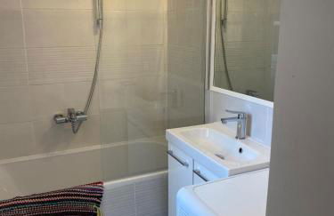 T3 Moderne, spacieux & climatisé - Parking Privé - Foto 10