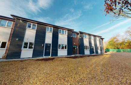 Beautiful & Spacious with 2 Free Parking Spaces - SRK Accommodation - Photo 9