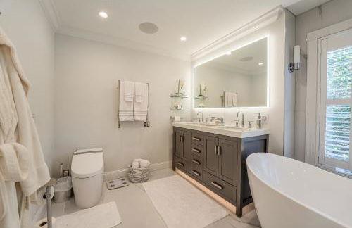 The J Luxury Villa - Southampton Poolside Retreat with Sauna - Foto 67