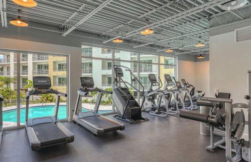 Waterside Retreat: Modern 2BR, Mins to Beach & Apt - Photo 13