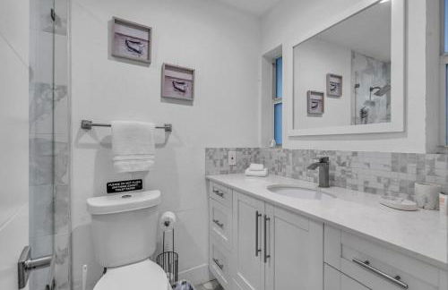 Stunning 4 Bedrooms House with Pool 6 minutes to the Ocean - Foto 28