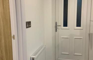 CozyNest 2BR Modern Property with Parking - Foto 7