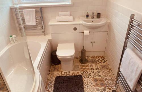 Comfy House with Parking for Multiple Vehicles - Foto 19