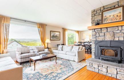 Private Beach Access + Water Views! Sleeps 18, Historic 6bdr Farmhouse w/ Deck - Foto 8