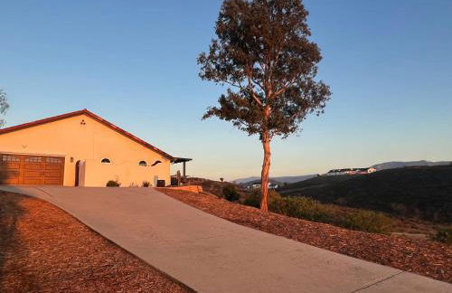 Winery Getaway with Spa and Amazing Hilltop View - Foto 38