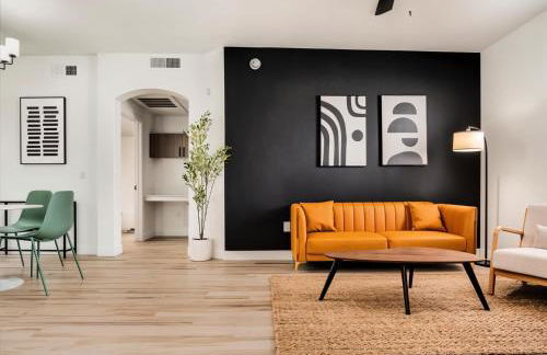 Boulevard Stays Chic 1BR Near Stadium Pool Access Gym & Free Parking - Photo 5