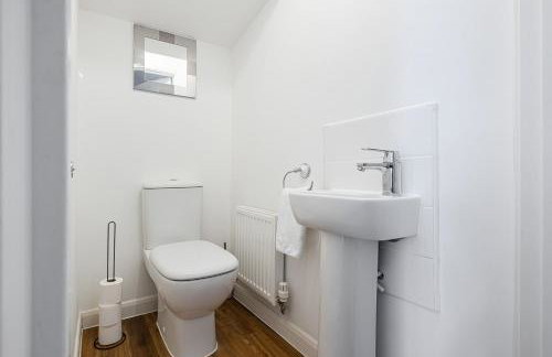 Our latest stunning property by Our Home Short Stays free parking super fast WiFi large back garden and crisp hotel white linen - Foto 20