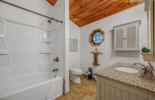 River Time Cabin - Riverfront, Hot Tub, Screen Porch, Fishing, Games, View, 3 King Beds - Photo 73