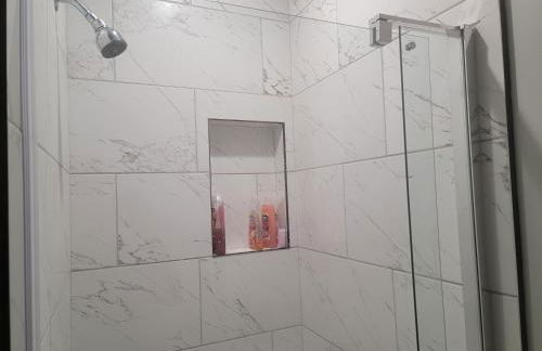 Beautiful 4 Bedroom House Near Downtown Columbus with Garage Parking and Backyard - Foto 10