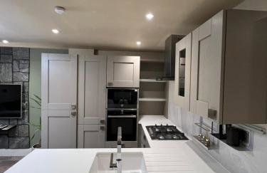 2 bedroom self catering detached outhouse with garden area - Photo 12