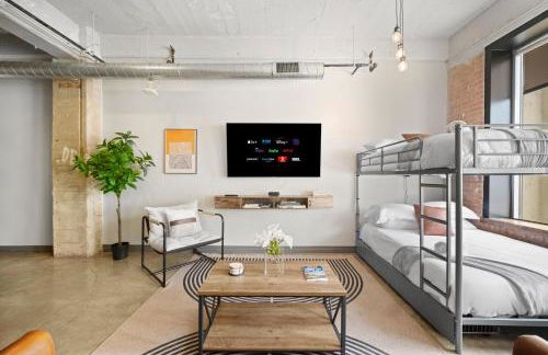 Stunning Downtown Apartment with Pool, Laundry, Parking - Foto 5