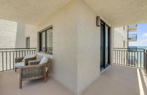 New dog-friendly Listing! Updated direct oceanfront with spacious balcony and heated pool - Foto 52